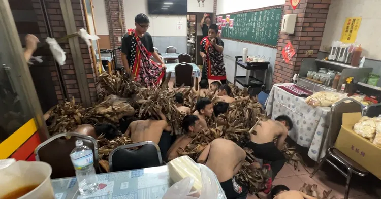 孩子們衝進南王早餐店。翻攝畫面