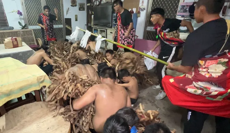 孩子們挨家挨戶衝進去驅魔祝賀新年來到。翻攝畫面