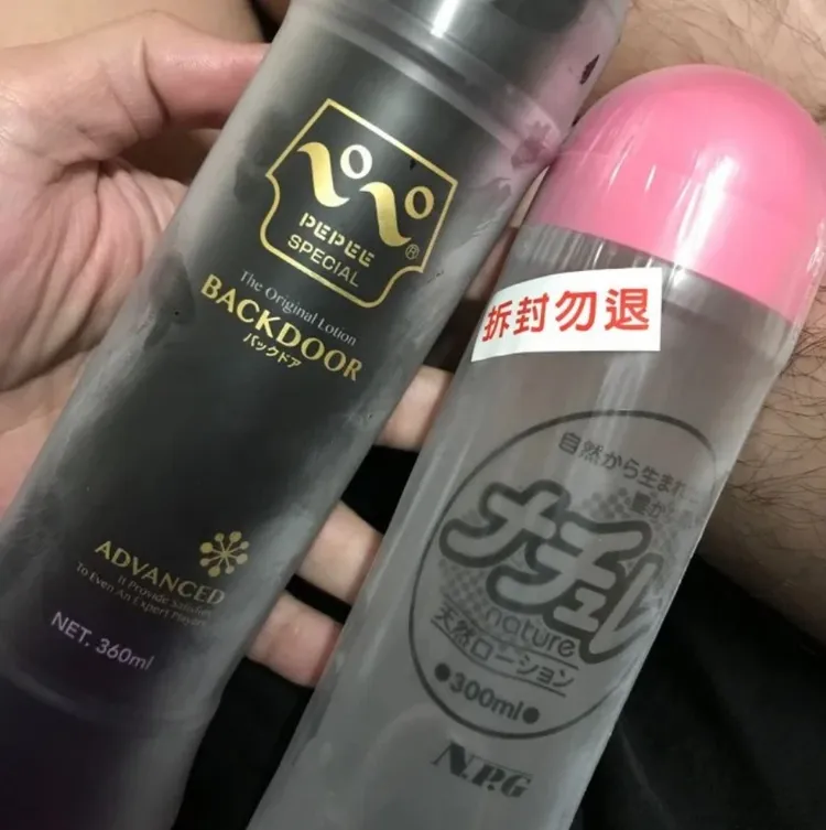 原PO自己揭曉這2罐潤滑液被媽媽拿去冷凍了。翻攝Dcard