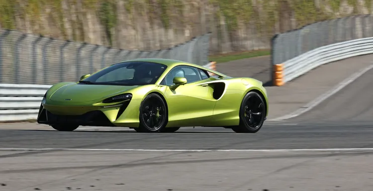 McLaren Artura動態表現傑出，性能直逼身價更高的法拉利296 GTB。資料照片