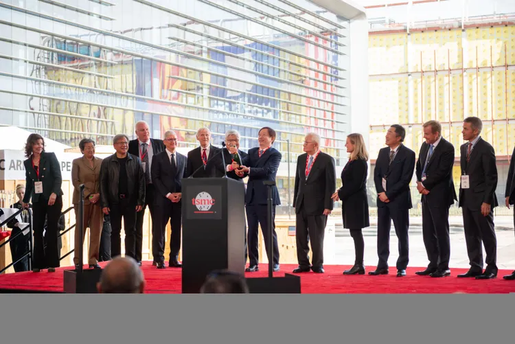 台積電亞利桑那廠進機典禮，除了美國總統拜登之外，蘋果執行長庫克等大咖也出席力挺。台積電提供