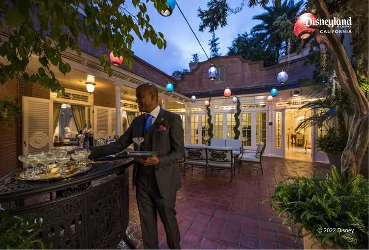 客人一抵達「21 Royal」將有專屬管家於庭院獻上招牌雞尾酒，並進行會所導覽。雄獅旅遊提供