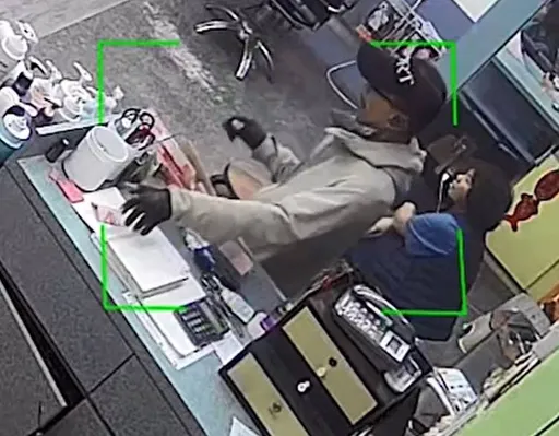 抓到了！鴨舌帽男上門剪髮偷走現金、手機　店家調監視器揪出竊賊