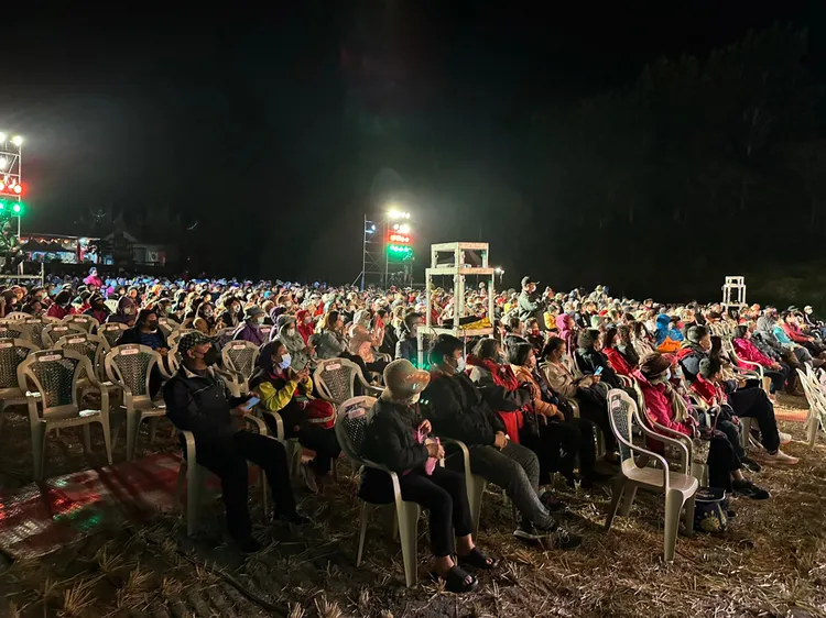 明華園在台東池上保安宮前演出，座無虛席。池上鄉公所提供
