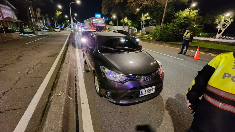 周男所開的轎車停在臨檢站旁。黃仲瑜攝