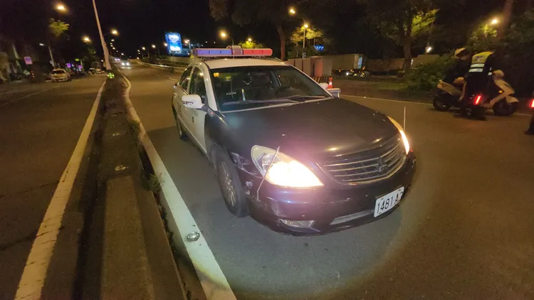 海山分局警車右側有明顯撞擊痕跡。黃仲瑜攝