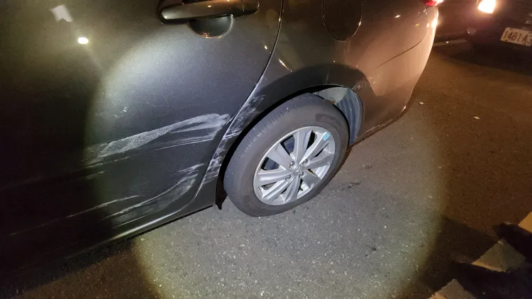 周男所行駛的轎車左後輪被開槍打破。黃仲瑜攝