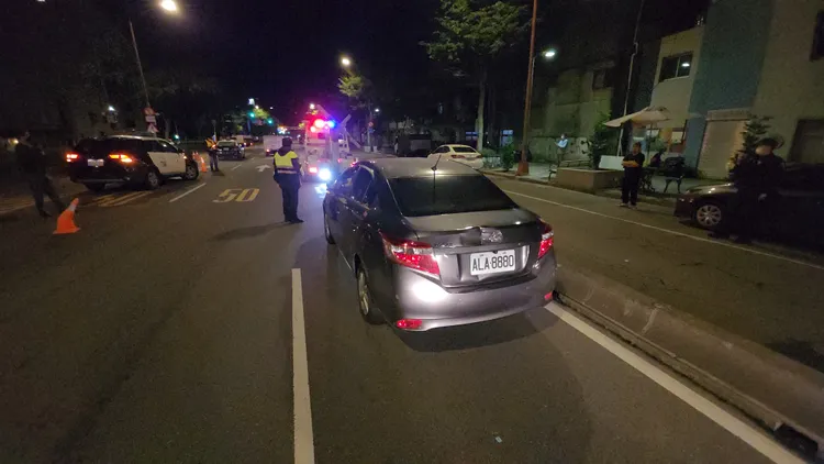 警方用拖吊車將車輛拖回保管。黃仲瑜攝