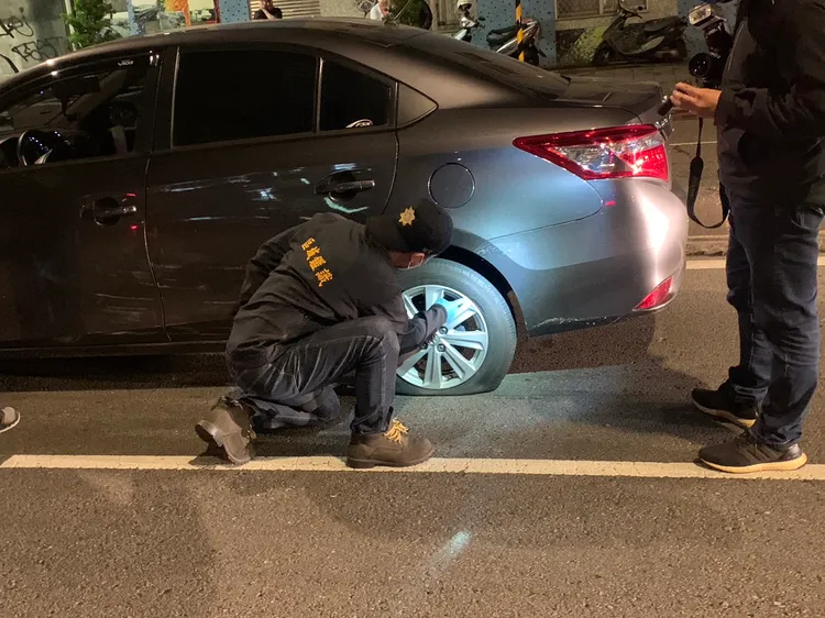 警方鑑識人員在現場採證。警方提供