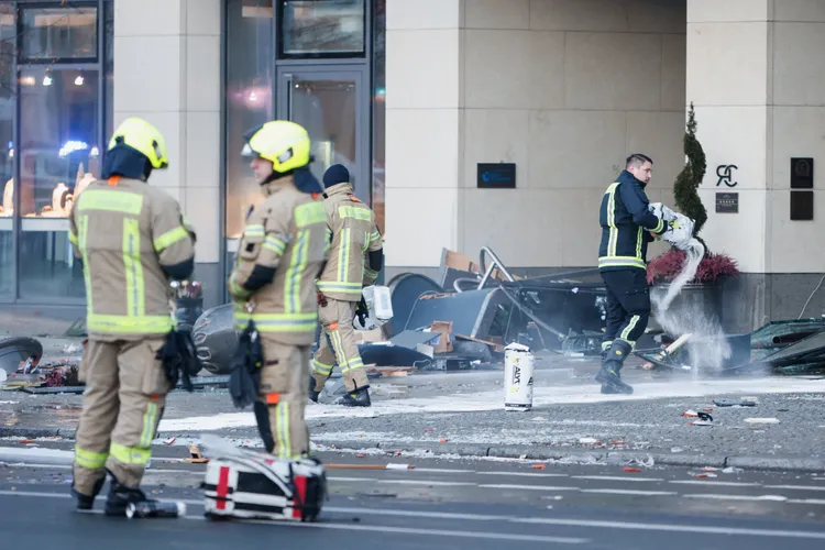 消防人員清理現場。路透社