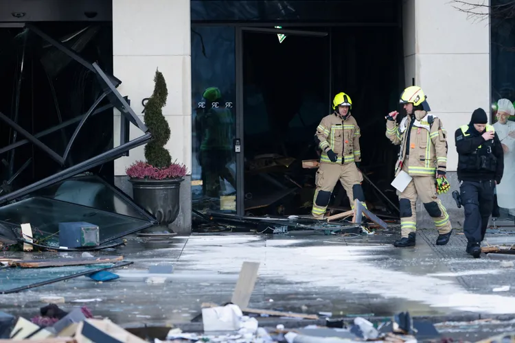 外部的人行道和馬路濕成一片。路透社