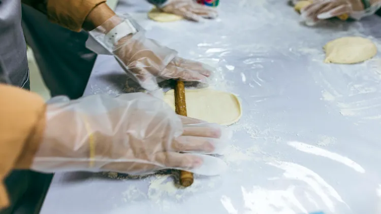 遊程旅人從手作麵糰開始學習PIZZA。古和純攝