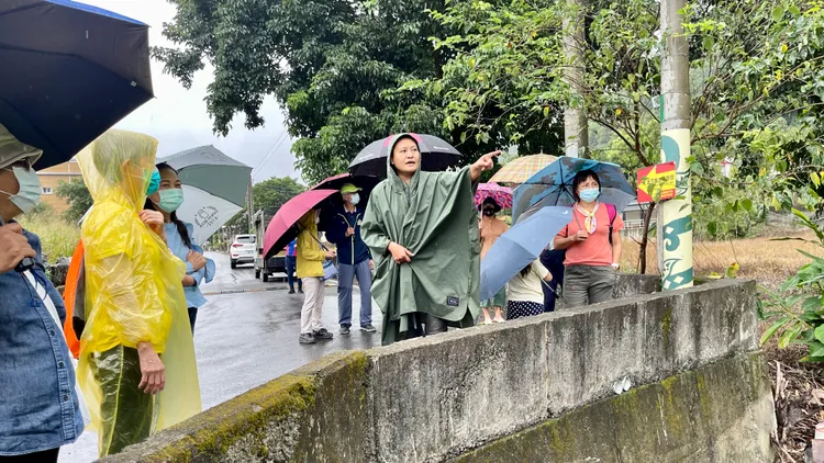 族人導覽部落紅藜田。古和純攝
