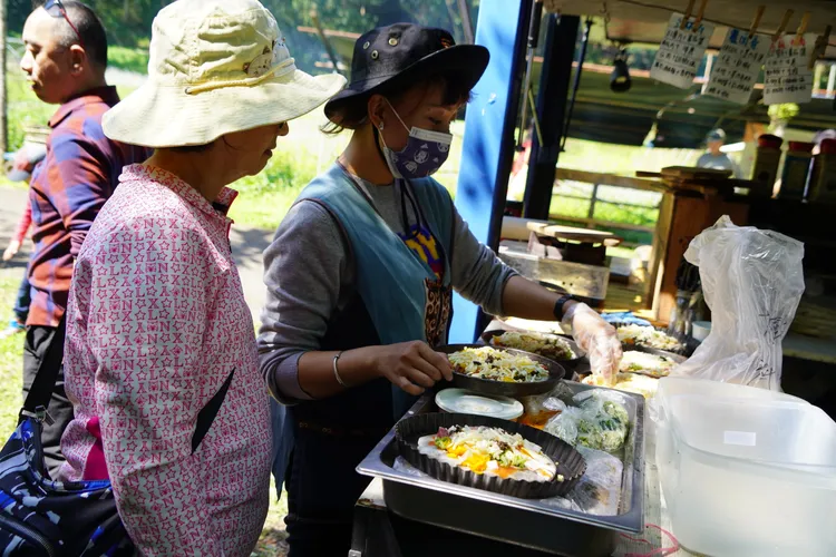 張淑媚製作PIZZA。捌個零社會企業提供