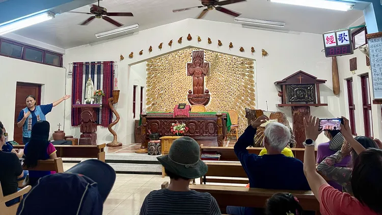 天主堂內部右側掛著部落巫師的神祕法器。古和純攝