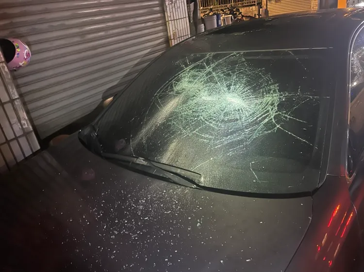 呂男的百萬轎車擋風玻璃被砸。警方提供