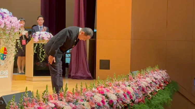 侯友宜向現場的來賓鞠躬致意。曾佳俊攝