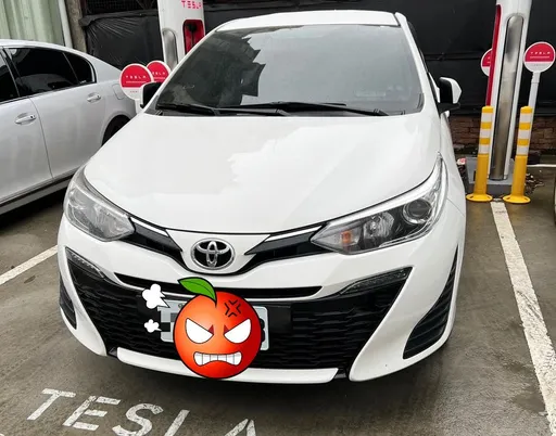 燃油汽車占用特斯拉充電車位 網一看全笑了!「車牌說明一切」