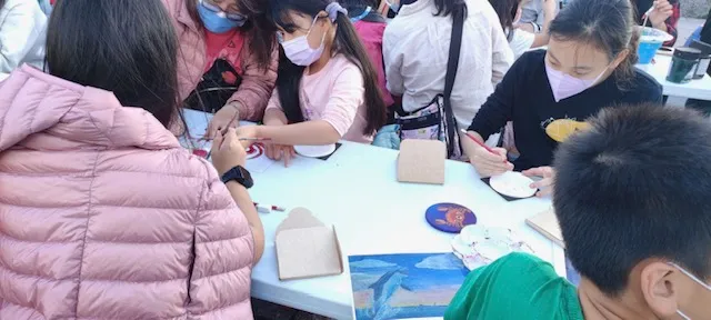 小朋友正在彩繪屬於自己的螃蟹吸水杯墊DIY。淡水漁會提供