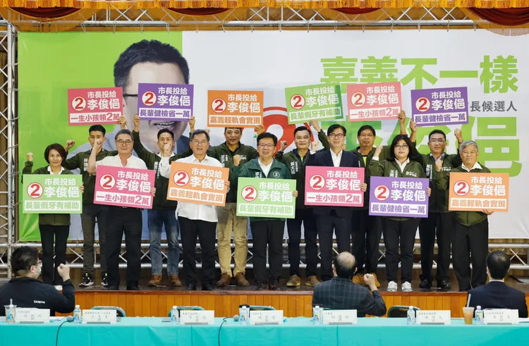 民進黨為挺李俊俋，更啟動行動中常會展大團結氣勢。民進黨提供