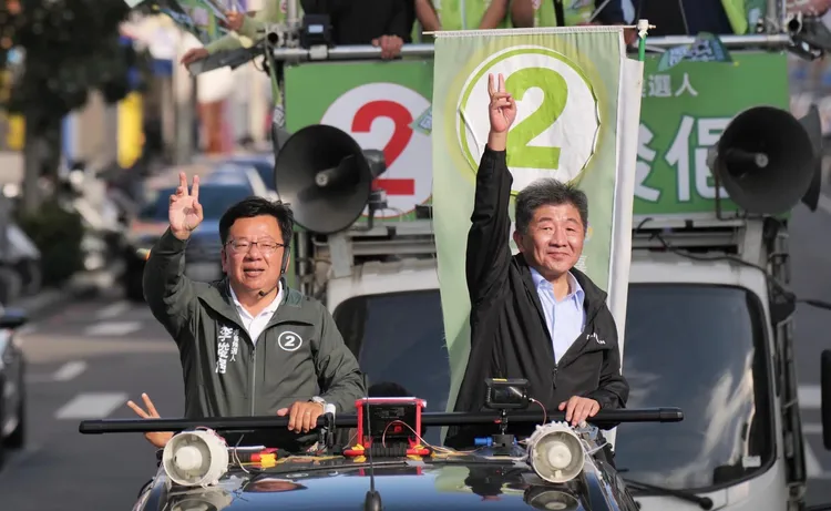 無緣台北市長的衛福部前部長陳時中（右）南下力挺李俊俋。翻攝自李俊俋臉書