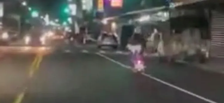 女騎士讓瑪爾濟斯站在機車後座，一路從高雄草衙騎到旗津。‎翻攝臉書旗津咱們的故鄉