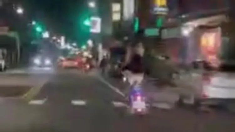 女騎士讓瑪爾濟斯站在機車後座，一路從高雄草衙騎到旗津。‎翻攝臉書旗津咱們的故鄉