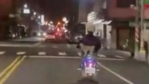 妹子騎車讓汪星人表演特技 全程「坐立難安」網轟太離譜