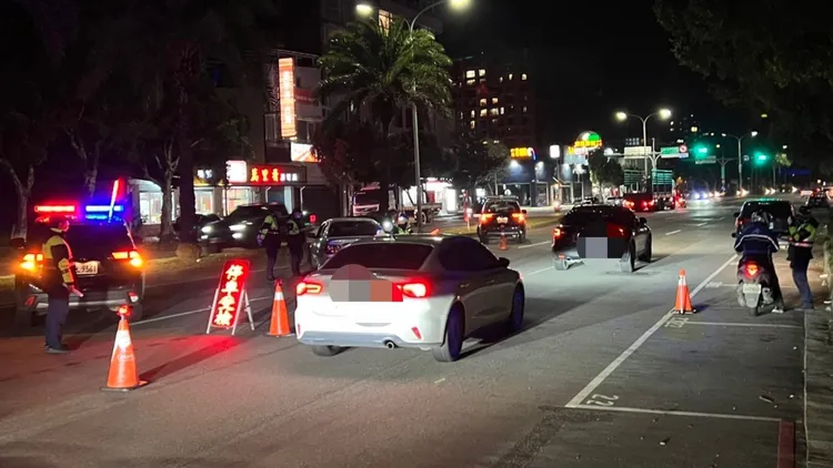 林口警方在重要路口實施臨檢。林口警分局提供
