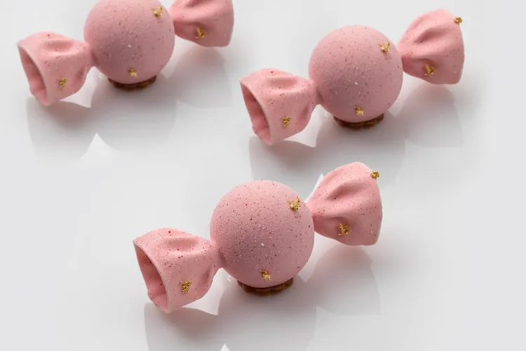 「糖果」小蛋糕，擬真造型且是夢幻粉紅色，以草莓為主題，酸甜不膩。業者提供