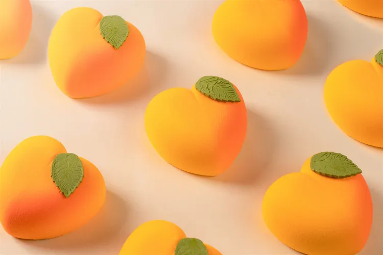 「柚香抹茶慕斯」是將柚子凍為主內餡，疊加抹茶奶餡，及抹茶蛋糕等，橙黃愛心形狀很是討喜。業者提供