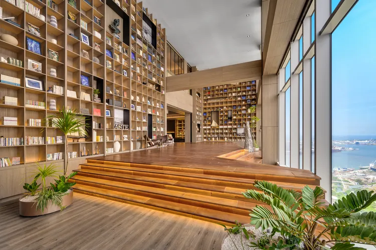 高雄承億酒店「TAI Urban Resort」25樓大廳閱讀廣場櫃檯。承億酒店提供