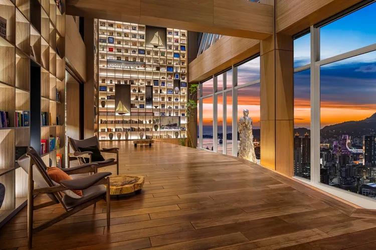 高雄承億酒店「TAI Urban Resort」25樓大廳閱讀廣場櫃檯。承億酒店提供