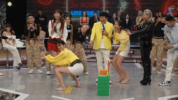 張文綺（前排左）挑戰用電臀扇滅蠟燭。民視提供