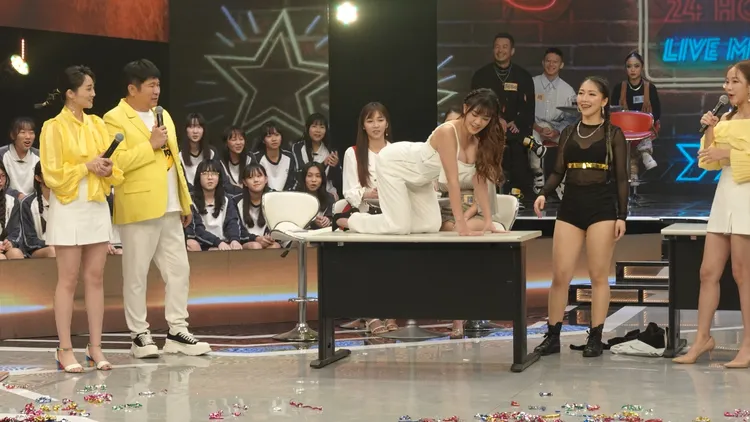 熊霓（中）在辦公桌耍性感。民視提供