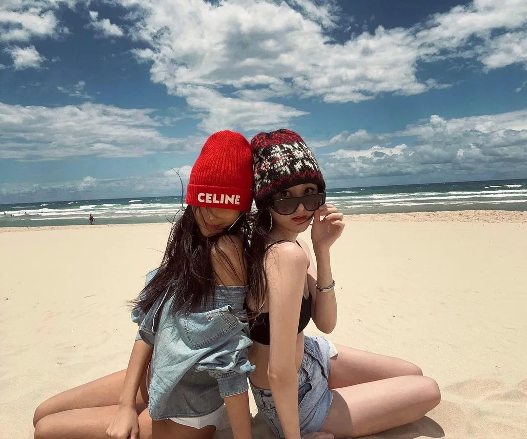 狀態極佳的孫芸芸(左),外型與愛女Trinity看來如同1對姊妹花,還有網友「指控」她是要「逼死地球上所有女性」。翻攝aimeeyunyunsun IG