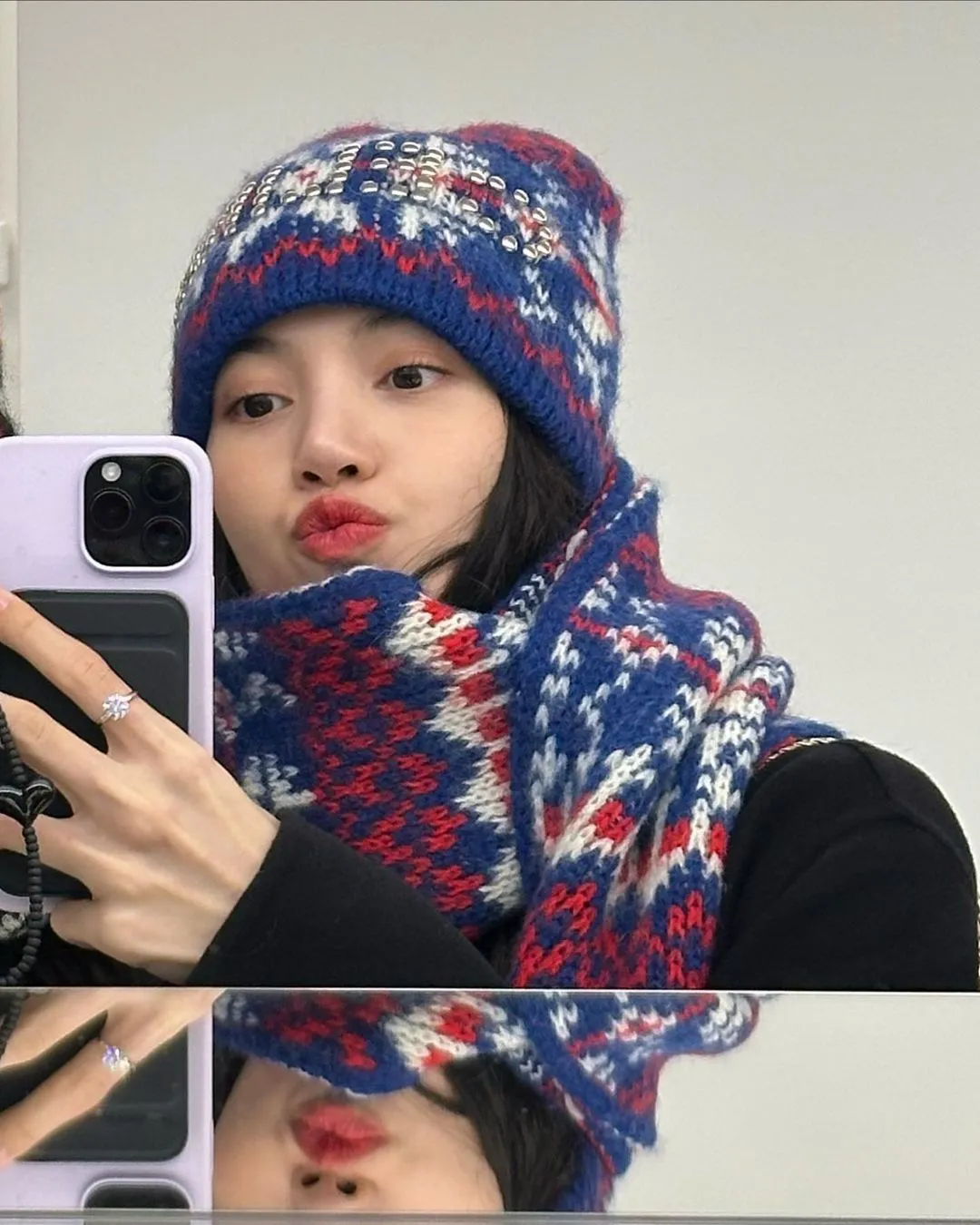 Trinity佩戴的法國精品CELINE毛帽,是韓國夯團BLACKPINK成員Lisa早先在IG上曬過的同款設計。翻攝lalalalisa_m IG