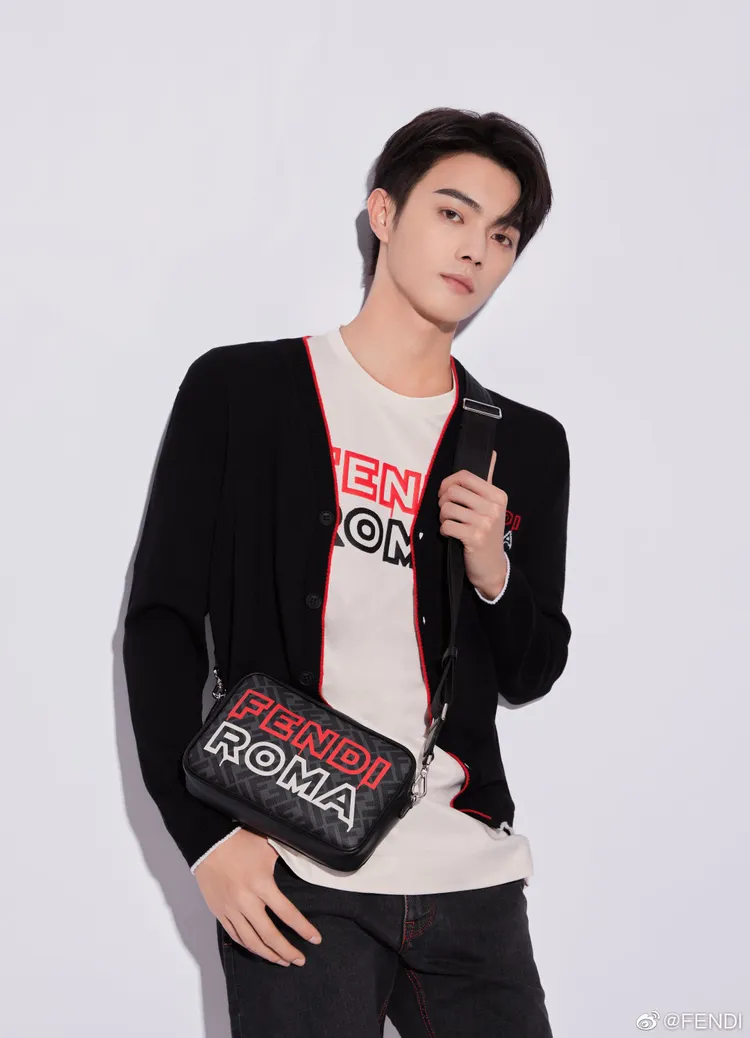 許凱穿上義大利精品FENDI特為農曆新年推出的限定系列，提前為來年沾些喜氣。翻攝FENDI微博