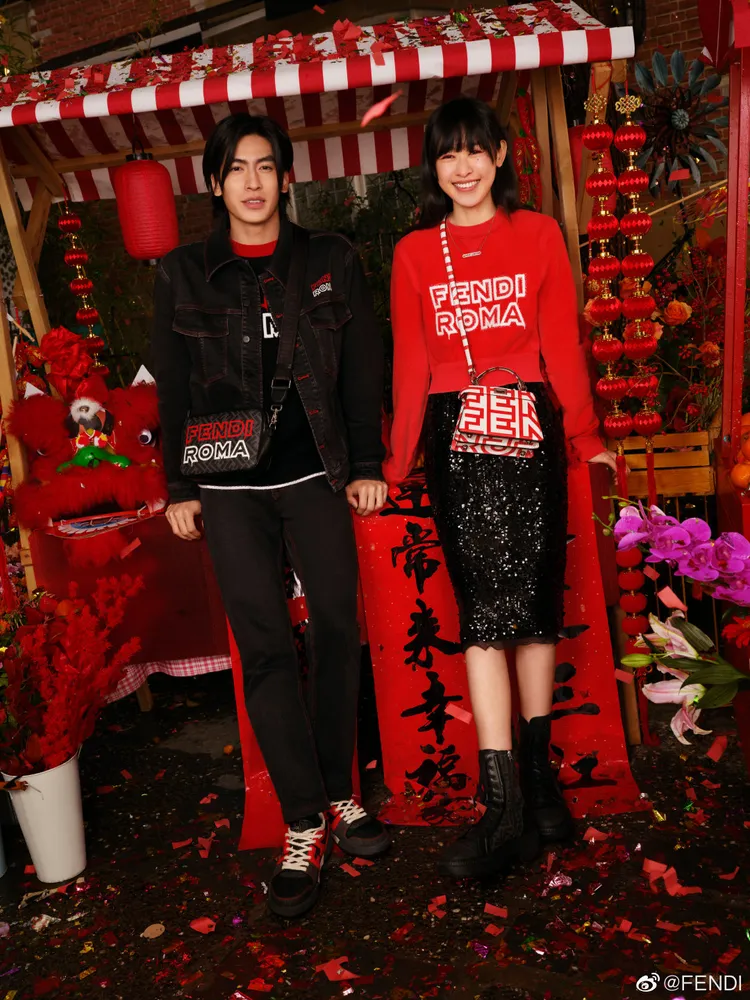 FENDI農曆新年限定系列以節慶感十足的紅、白為主題。翻攝FENDI微博