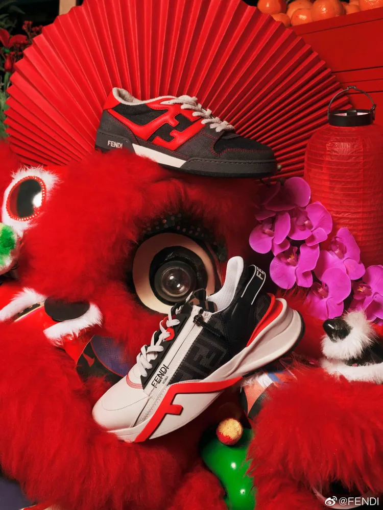 新年限定系列FENDI Flow運動鞋（下）3萬2500元、FENDI Match運動鞋（上）3萬500元。翻攝FENDI微博