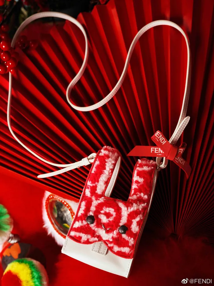 FENDI農曆新年限定系列中，還推出了可愛的兔子造型迷你包。翻攝FENDI微博