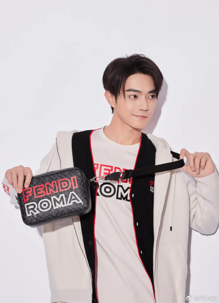 許凱以俏皮表情，演繹同樣愉悅氛圍滿滿的FENDI農曆新年限定系列。翻攝FENDI微博
