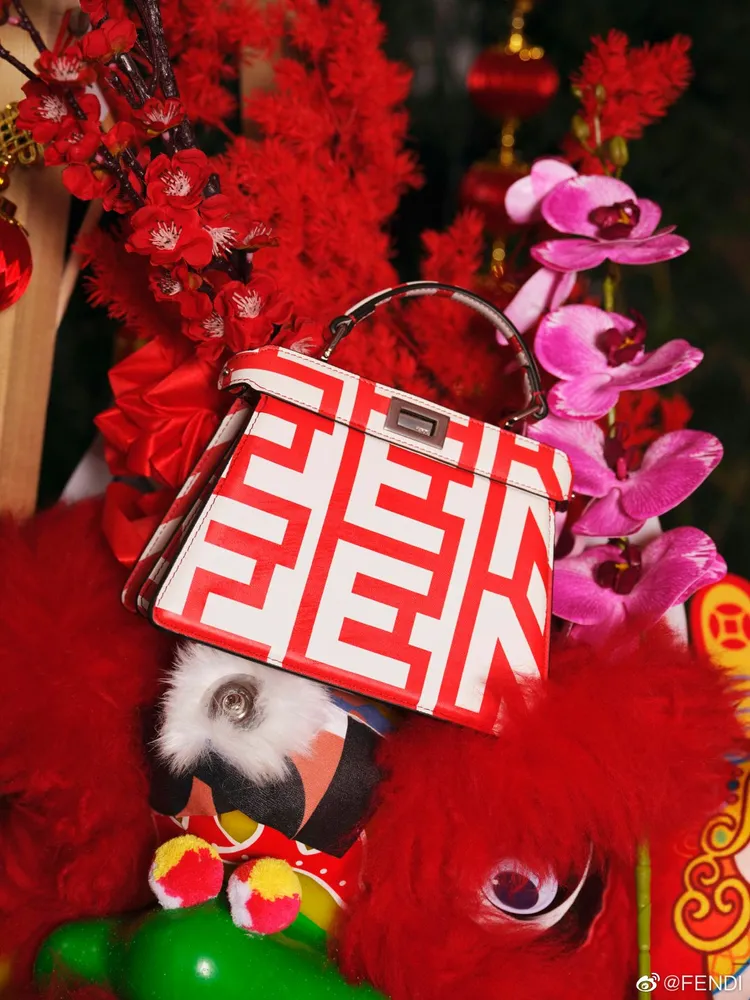 新年限定系列Peekaboo IseeU Petite包款，13萬8000元。翻攝FENDI微博