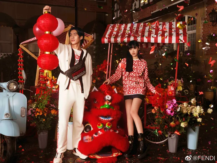 FENDI以美國設計師Marc Jacobs為旗下Baguette包款25週年系列重新詮釋的FENDI Roma logo圖案加以變化，打造出2023農曆新年限定系列。翻攝FENDI微博