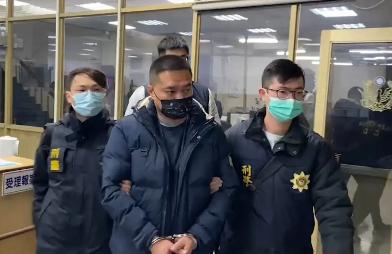 詹嫌(戴手銬者)指他並不認識程男,只是看到程男臉書PO文替他抱不平出氣。民眾提供