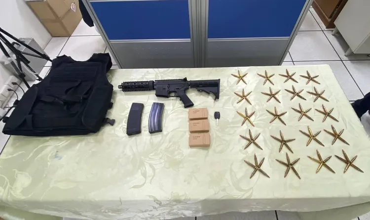 詹男交出的槍彈及防彈背心。民眾提供