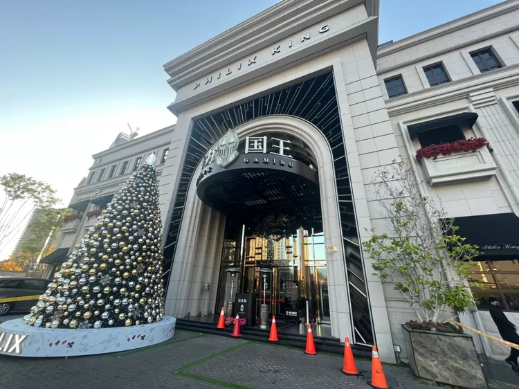 詹姓嫌犯在菲力國王遊藝場大門口開槍。周庭慶攝