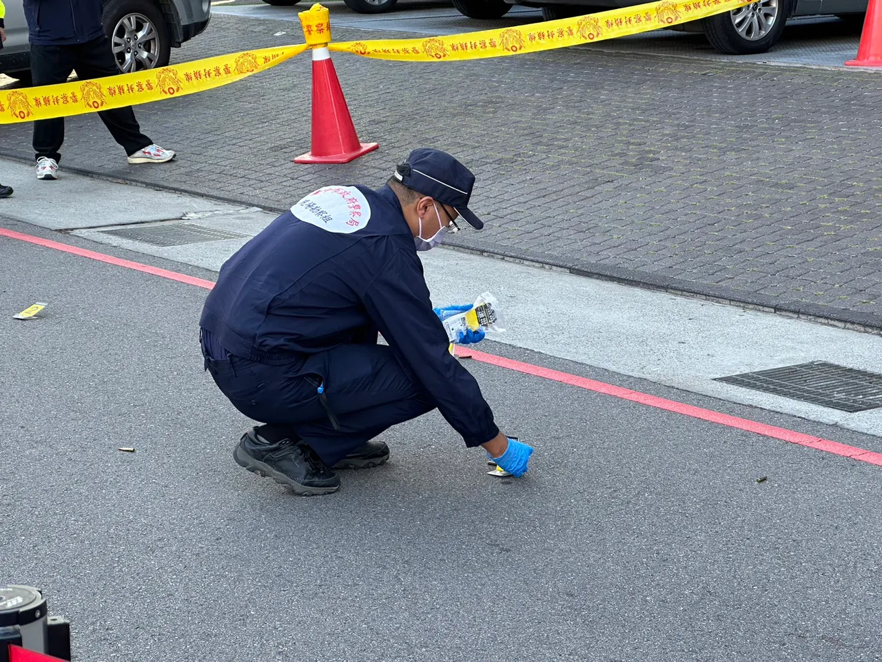 警方在場蒐證撿拾彈殻及子彈。民眾提供