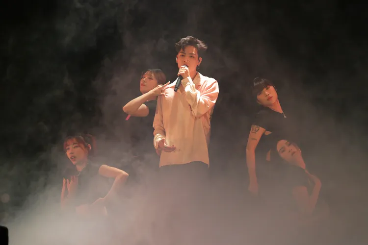 JAY B自帶舞群表演。朱世閎攝