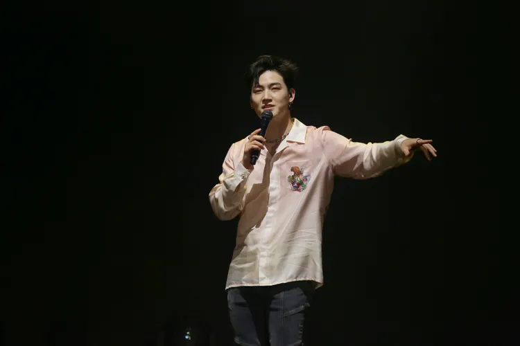 JAY B一改過去風格，以粉紅色襯衫登場，頻問「適合嗎」，似乎很在意。朱世閎攝